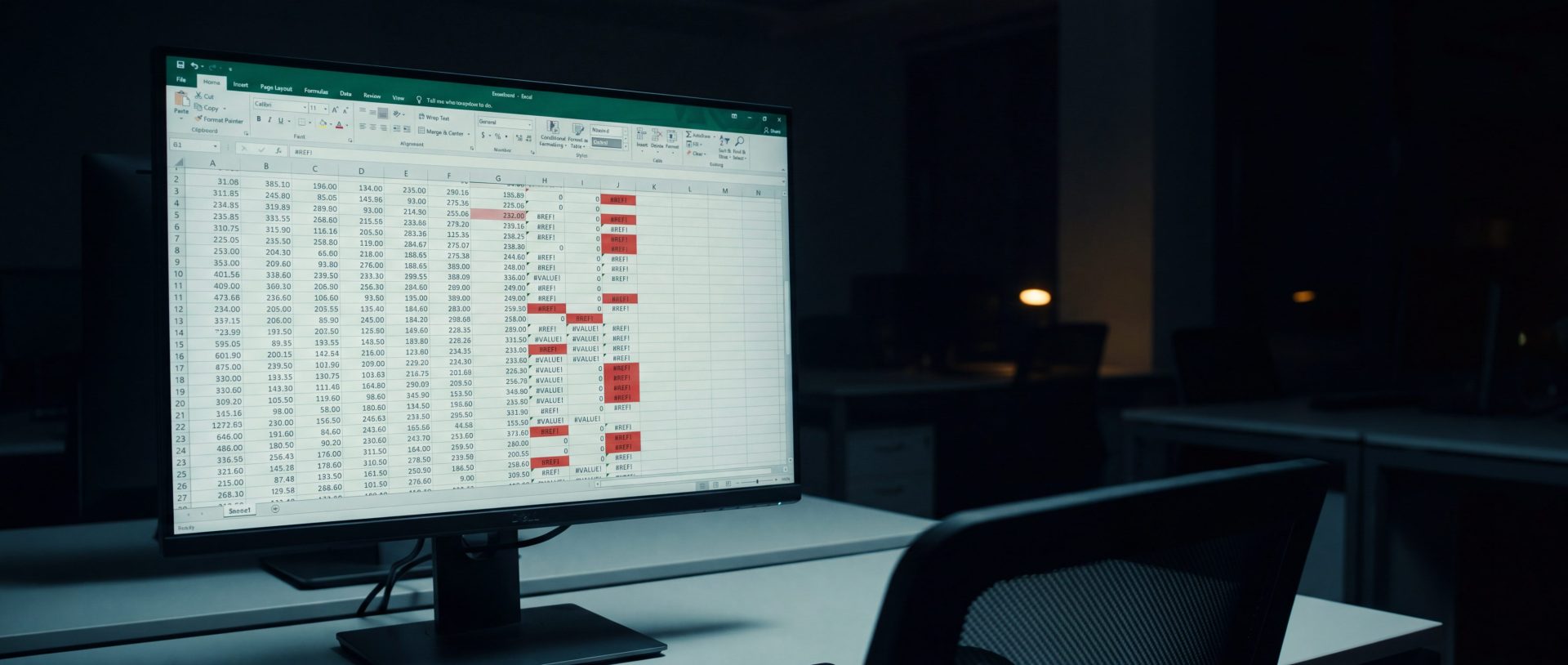 Tela de Excel com células de erro em um escritório vazio à noite, ilustrando o custo invisível do sistema legado